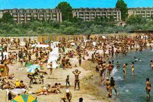 FOTO: Vacanţele românilor în Epoca de Aur. Cât costau camerele la hotelurile de lux de pe litoral şi cum se distrau oamenii fără tabletă sau telefon