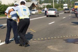 Copil de un an şi şapte luni, lovit de o maşină