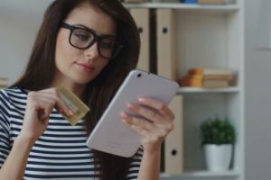 Ai iPhone? Poţi să renunţi la cardurile bancare!