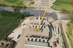 VIDEO| Premieră pe autostrada Sebeş-Turda, lotul 2: Au început să se ridice grinzile la viitorul pod peste râul Mureş, de la Rădeşti