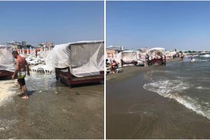 Constanteanul suparat:  Pe plaja din Mamaia, baldachinele si sezlongurile au intrat din nou la apa (galerie foto)
