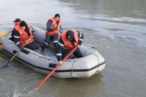 VIDEO Barcă cu două persoane, răsturnată în Râul Olt