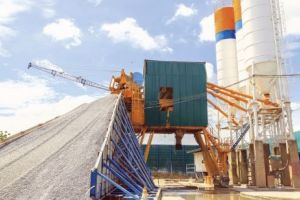 Cimentul mai poluant decât camionul. Două treimi din gazele poluante vin din arderea pietrei de var