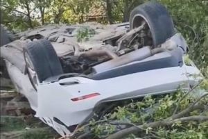 Maşină cu roţile în sus la Curteşti. Accidentul, produs de o şoferiţă de 29 de ani