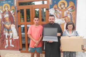 FOTO! Un preot din Botoşani a premiat şapte copii cu rezultate deosebite la învăţătură. Premiile sunt substanţiale