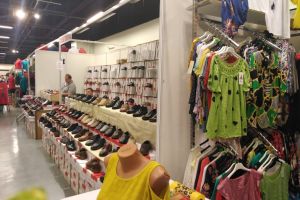 FOTO! S-a deschis Târgul de îmbrăcăminte şi încălţăminte Expofashion, la Uvertura Mall. Producătorii sunt din mai multe judeţe din ţară