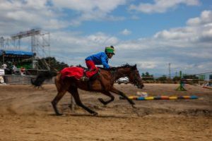 Număr record de călăreţi la Galopiada secuiască de la Pivniţele Uriaşului