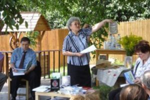 Iubitorii literaturii, culturii, invitaţi „La umbra nucului bătrân”