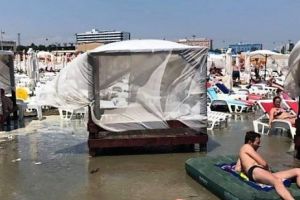 Pe plaja din Mamaia, baldachinele şi şezlongurile au intrat din nou la apă 

