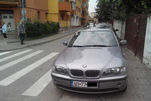 FOTO ȘTIREA TA Din ciclul maşini parcate ”aiurea” la Alba Iulia: Au blocat trotuarul, iar ”fruntaşul” şi trecerea de pietoni