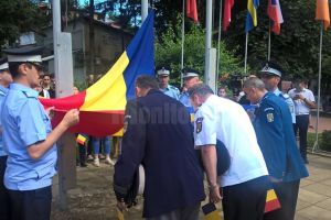 Drapelul României, înălţat pe catarg în centrul Sucevei