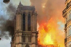 O ţigară ar putea fi la originea incendiului devastator de la Notre Dame