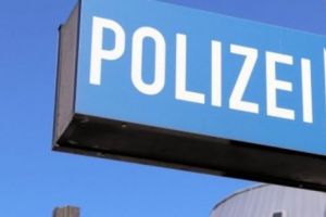 Căldura scoate oamenii din minţi: Să conduci în pielea goală nu este interzis de lege. Foto  în articol