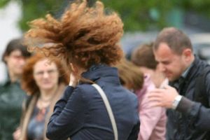 ALETRĂ METEO – Vremea se răceşte accentuat, iar vântul va sufla cu putere