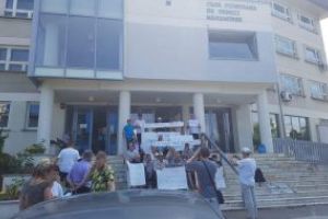 Pensionarii de la IPEG cer recalcularea pensiilor la fel ca la mineri. Astazi, au protestat in fata la CJP Maramures. Lucica Pop: “E dreptul lor sa protesteze. Noi avem constiinta impacata”