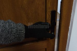 Casa unei femei plecate în Italia a fost călcată de hoţi