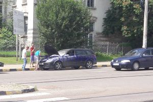 FOTO! O maşină a luat foc în mers pe o stradă din municipiul Botoşani