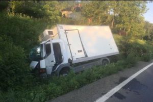 Rupt de beat, un şofer s-a răsturnat cu maşina