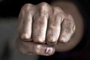 Și-a rănit şeful lovindu-l cu pumnii şi un briceag. Bărbat, de 37 de ani, din Cetatea de Baltă, REȚINUT de poliţişti