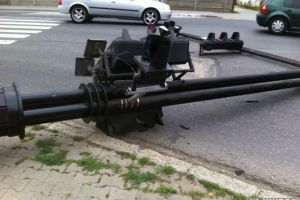 Semafor PRĂBUȘIT în centrul municipiului Alba Iulia după ce a fost acroşat de un TIR. Trafic îngreunat