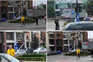 FOTO: TRAFIC rutier îngreunat în Alba Iulia, zona sensului giratoriu de la magazinul Unirea, din cauza unui semafor cazut pe carosabil. A fost acroşat de şoferul unui autotren, care şi-a continuat drumul