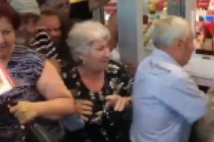 Adio artrita, de azi am tigaie noua! Bunicii braileni au sfidat toate bolile, parca “posedati” de spiritul reducerilor