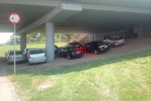 FOTO. Zeci de sătmăreni şi-au adăpostit maşinile sub pod, de tema grindinei