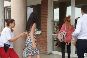 FOTO/ VIDEO: Poştaşii din Sebeş bănuiţi de abuz în serviciu şi fals intelectual, aduşi la audieri, la IPJ Alba