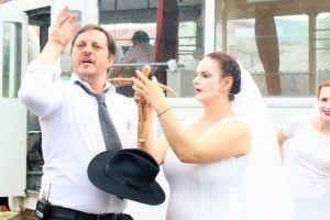 RECENZIE. Călătorie la capătul Poeziei – „Un tramvai numit Popescu” la FITS 2019