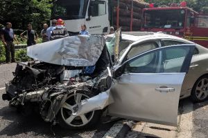 Accident la ieşirea din Peştiş: O persoană la spital, după ce un Volvo s-a lovit de un camion cu lemne (FOTO / VIDEO)