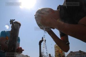 Caniculă! Ministerul Sănătăţii: Consumaţi un pahar de apă la 20 de minute! Pregătiri în spitale