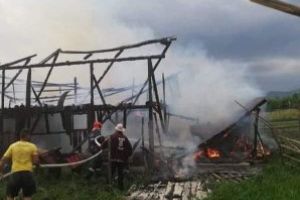 (FOTO)Viseu: O anexa gospodareasca s-a aprins dupa ce a fost lovita de fulger