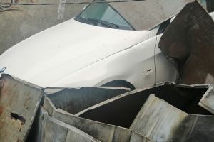 FOTO Necaz pentru un şofer din Botoşani! Acoperişul unei case, smuls de vânt, a căzut peste maşina sa