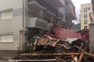 (GALERIE FOTO) Acoperisul unui bloc din Baia Mare a cazut peste un barbat. Incidentul s-a petrecut pe strada Victoriei