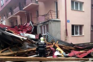 PANICA printre baimareni, dupa ce o teava de gaz a fost afectata de un acoperis doborat de vant