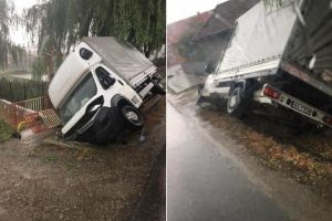 FOTO: Accident rutier la Sâncel: O autoutilitară a lovit un capăt de pod – O persoană rănită uşor