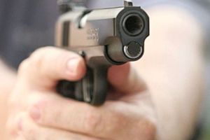 Poliţia în alertă! Focuri de armă trase dintr-o maşină care ulterior a dispărut. Două persoane au fost rănite