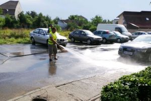 Programul de spălat străzi în cartiere! Unde să nu parcaţi în Dâmboviţa şi Lipovei