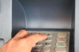 Tânăr condamnat că a dat doi pumni unui bancomat. Aparatul îi „înghiţise” o bancnotă de 50 de euro