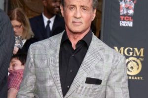 Stallone le cere bani fanilor pentru a sta la poză