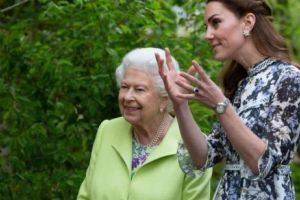 Regina Elisabeta „nu are o relaţie strânsă cu Kate”, dar „Meghan o face să râdă”
