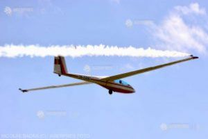 Un planor condus de o femeie, aterizat forţat pe un câmp din apropierea comunei Reci