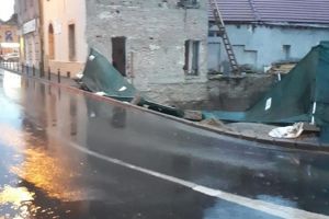 Gard improvizat, prăbuşit pe un şantier de pe strada Neagoe Basarab