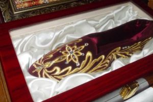 Un papuc face MINUNI la Piteşti! Alinare pentru cei cu suferinţe PSIHICE