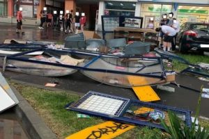 Furtună la Târgu-Mureş: copaci rupţi, străzi inundate şi pană de curent electric în centru