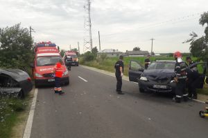 CORBII MARI:  Coliziune între două autoturisme, după ce unul a pătruns pe contrasens