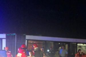 Accident cu 11 victime în Arad, toţi călători ai unui autobuz care s-a izbit de un autotractor