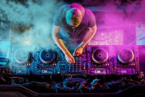 Echipamentul unui DJ: ce trebuie să mai conţină pe lângă mixerul DJ?
