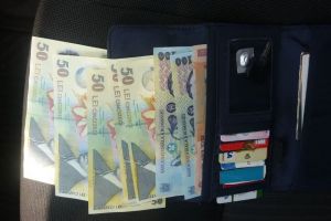 Portofel cu acte, carduri şi bani, găsit de jandarmi şi înapoiat proprietarei