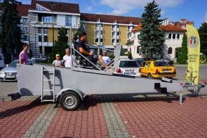 ”Poartă centura!”. Șoferi şi pasageri, invitaţi de poliţişti să testeze simulatorul de accidente